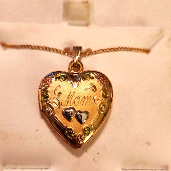 Mom Gold plated Locket with chain - Picture 1 of 6